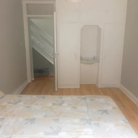 Spacious 5 Bedroom House Nyaraló